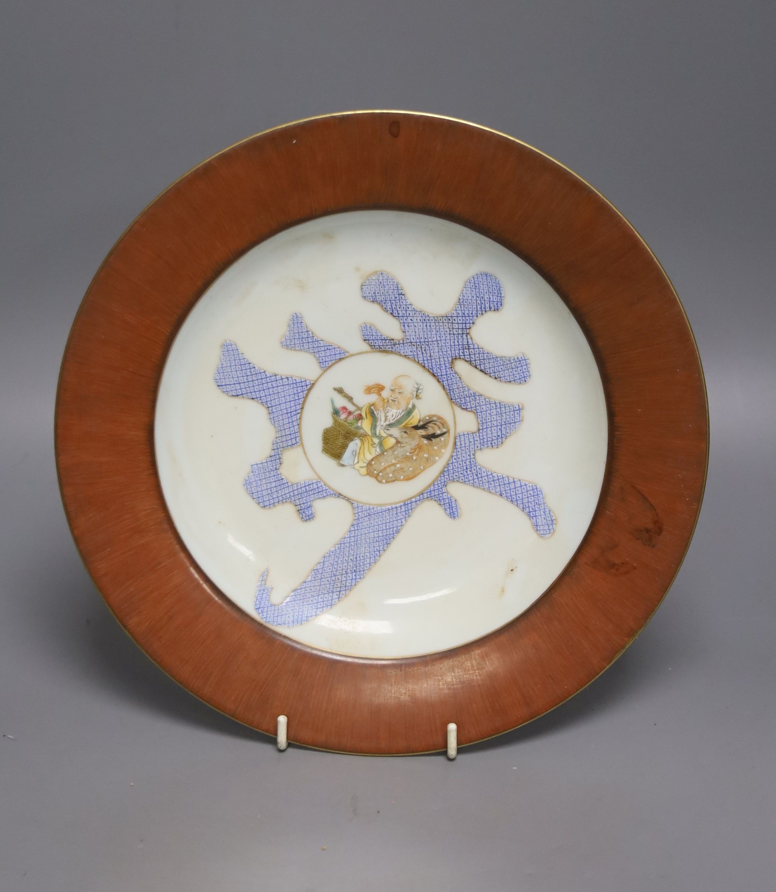 A Chinese famille rose plate, decorated with character mark and gentleman, diameter 27cm